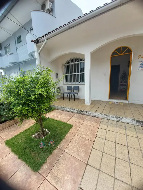 Foto 1 de Casa com 4 Quartos à venda, 230m² em Barreiros, São José