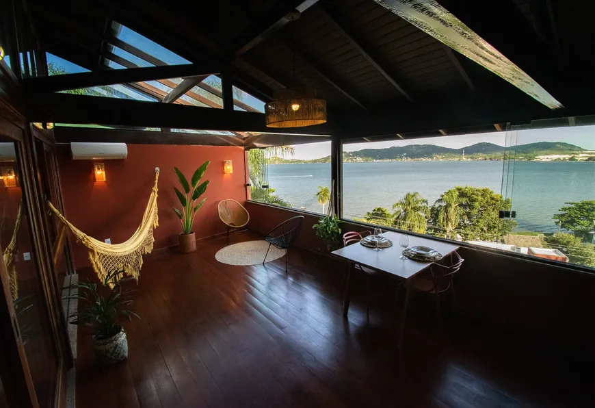 Foto 1 de Casa com 3 Quartos à venda, 225m² em Lagoa da Conceição, Florianópolis