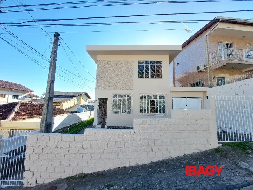 Foto 1 de Casa com 3 Quartos para alugar, 141m² em Centro, Florianópolis