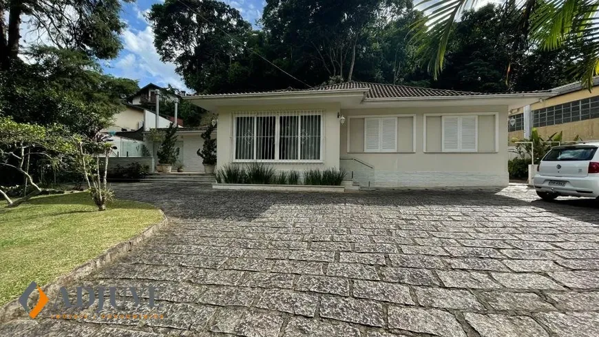 Foto 1 de Casa com 3 Quartos à venda, 1976m² em Bingen, Petrópolis