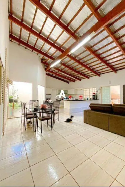 Foto 1 de Casa com 4 Quartos à venda, 196m² em Santa Mônica, Uberlândia