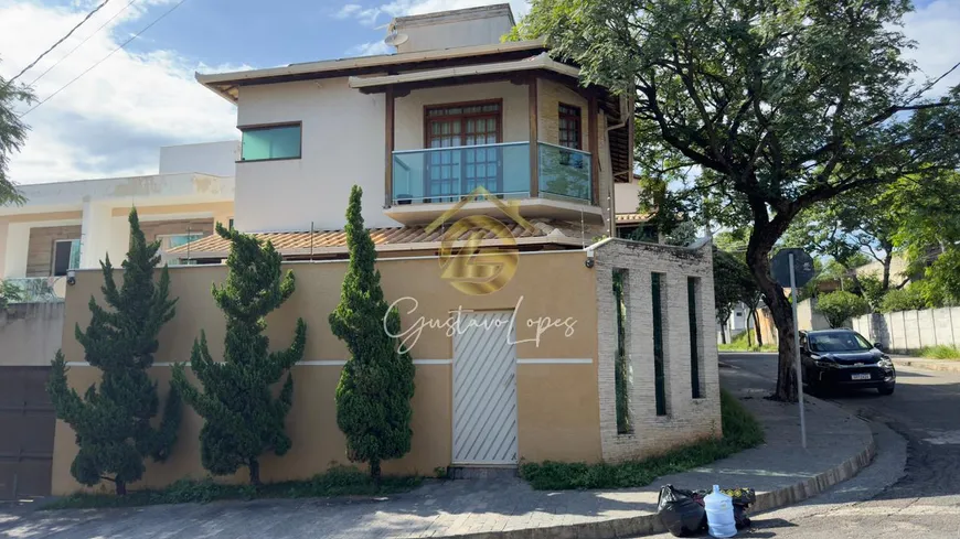 Foto 1 de Casa com 3 Quartos à venda, 228m² em Sapucaias III, Contagem