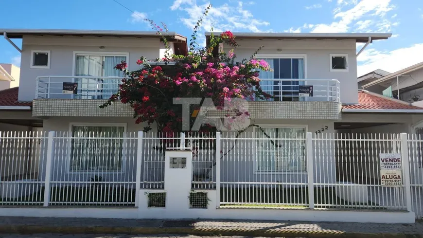 Foto 1 de Sobrado com 3 Quartos à venda, 114m² em , Bombinhas