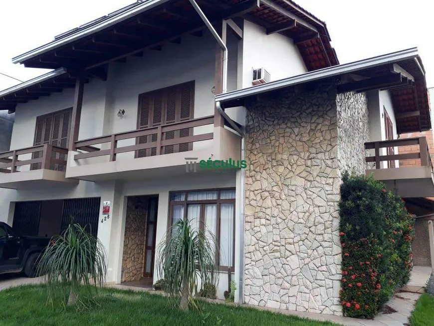 Foto 1 de Casa com 4 Quartos para alugar, 200m² em Centro, Jaraguá do Sul
