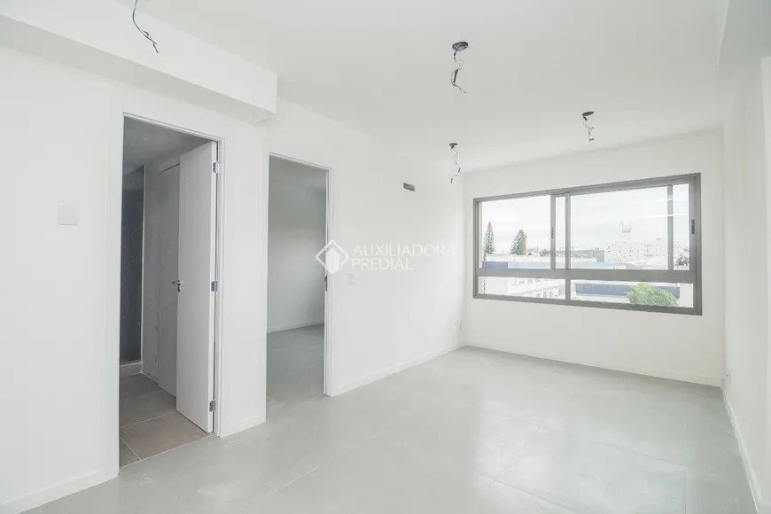 Foto 1 de Apartamento com 1 Quarto para alugar, 45m² em Passo da Areia, Porto Alegre