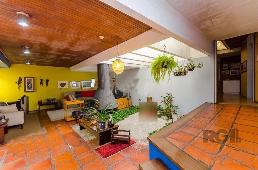 Foto 1 de Casa com 4 Quartos à venda, 249m² em Chácara das Pedras, Porto Alegre
