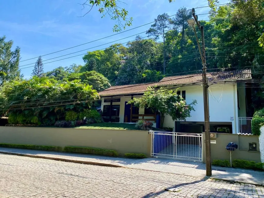 Foto 1 de Sobrado com 4 Quartos à venda, 227m² em Glória, Joinville