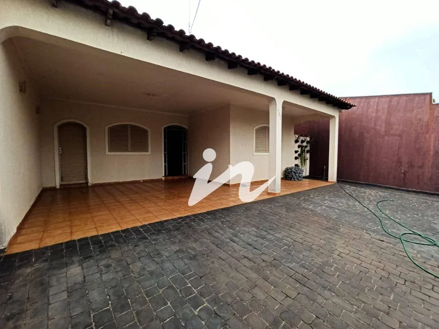 Foto 1 de Casa com 3 Quartos à venda, 300m² em Umuarama, Uberlândia