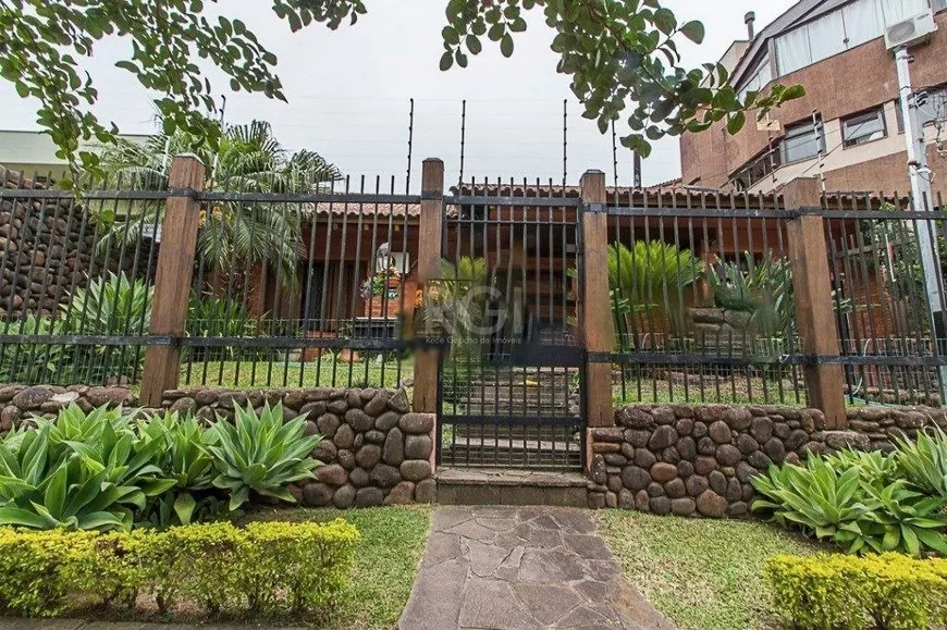Foto 1 de Casa com 4 Quartos à venda, 351m² em Chácara das Pedras, Porto Alegre