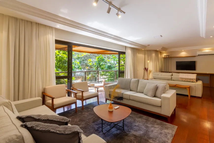 Foto 1 de Apartamento com 4 Quartos para alugar, 204m² em Leblon, Rio de Janeiro