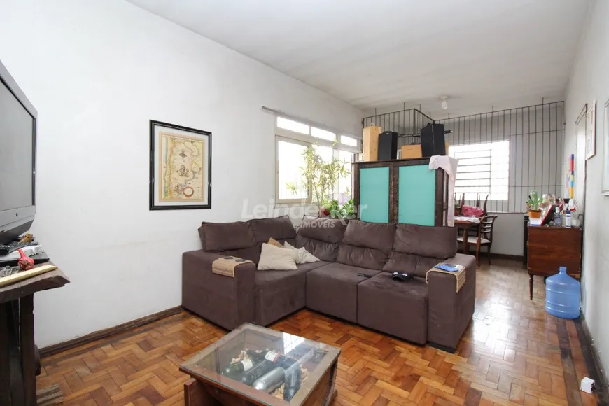 Foto 1 de Casa com 3 Quartos à venda, 240m² em Navegantes, Porto Alegre