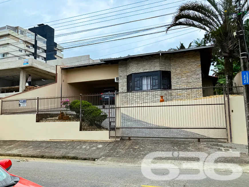 Foto 1 de Casa com 4 Quartos à venda, 226m² em Costa E Silva, Joinville