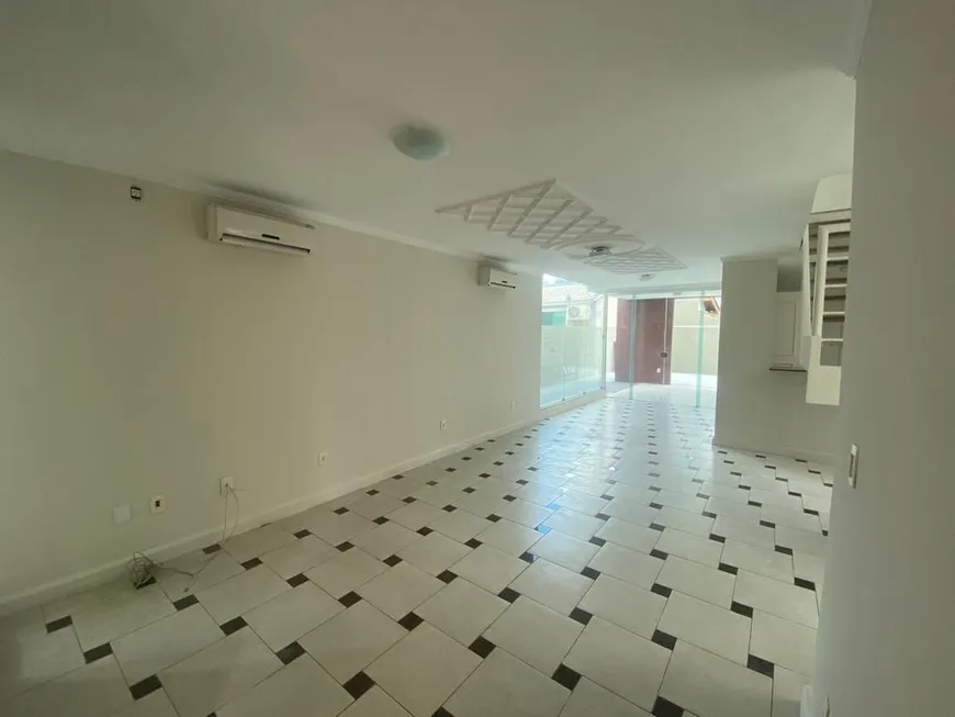 Foto 1 de Casa de Condomínio com 4 Quartos à venda, 195m² em Flores, Manaus