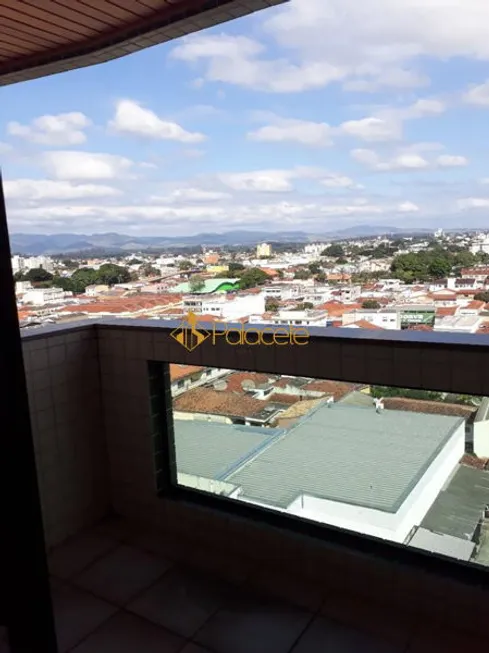 Foto 1 de Cobertura com 3 Quartos para venda ou aluguel, 150m² em Centro, Pindamonhangaba