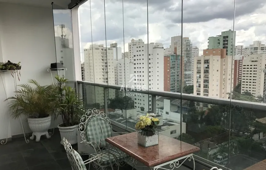 Foto 1 de Apartamento com 4 Quartos para venda ou aluguel, 220m² em Moema, São Paulo