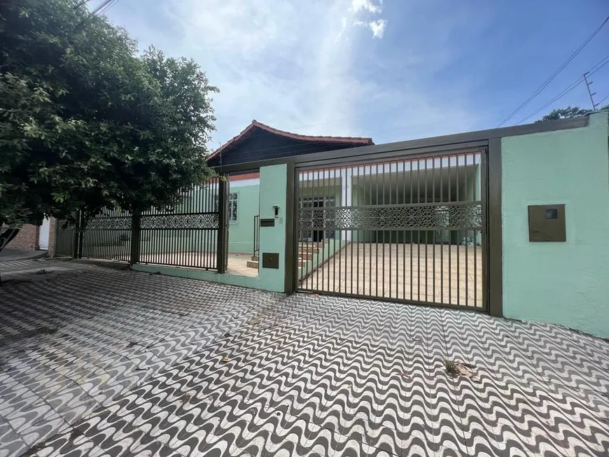 Foto 1 de Casa com 4 Quartos à venda, 250m² em Setor Oeste, Goiânia
