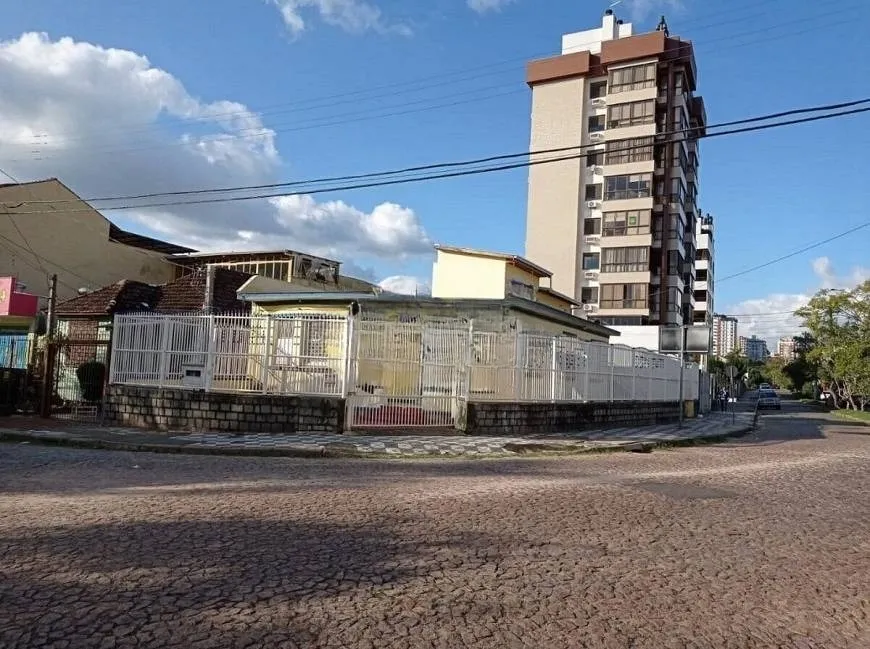 Foto 1 de Casa com 4 Quartos para alugar, 110m² em Passo da Areia, Porto Alegre