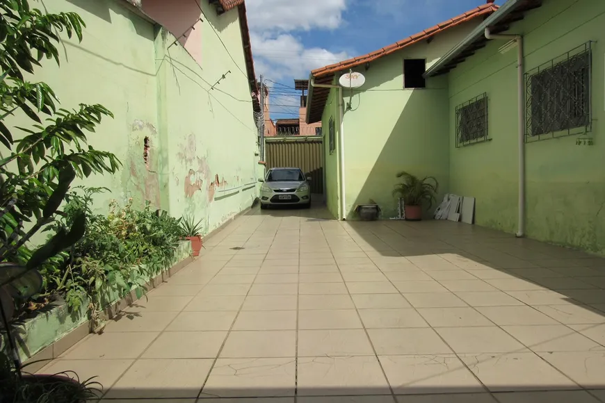 Foto 1 de Casa com 4 Quartos à venda, 255m² em Santo André, Belo Horizonte