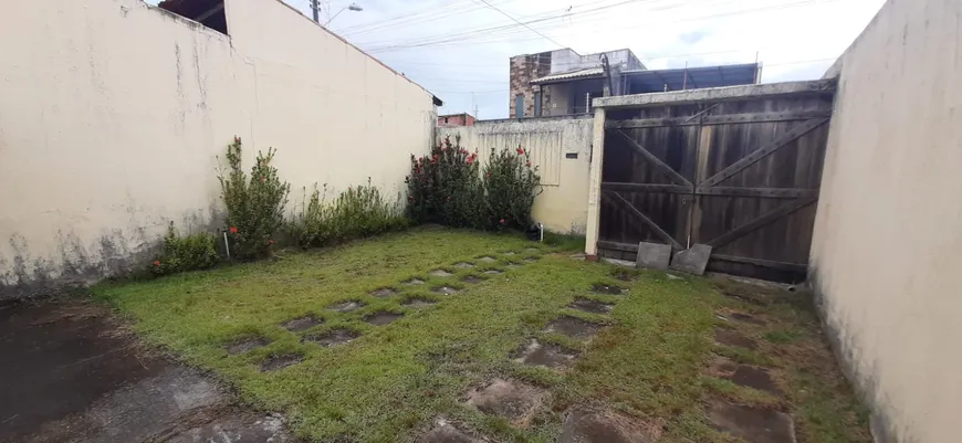 Foto 1 de Casa com 2 Quartos à venda, 60m² em Guajiru, Fortaleza