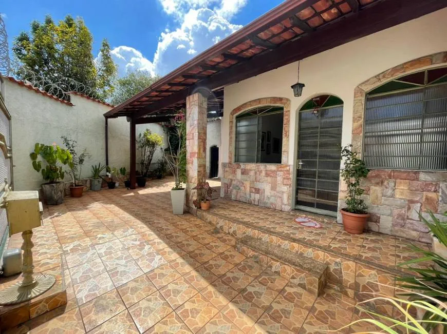 Foto 1 de Casa com 3 Quartos à venda, 100m² em Santa Mônica, Belo Horizonte