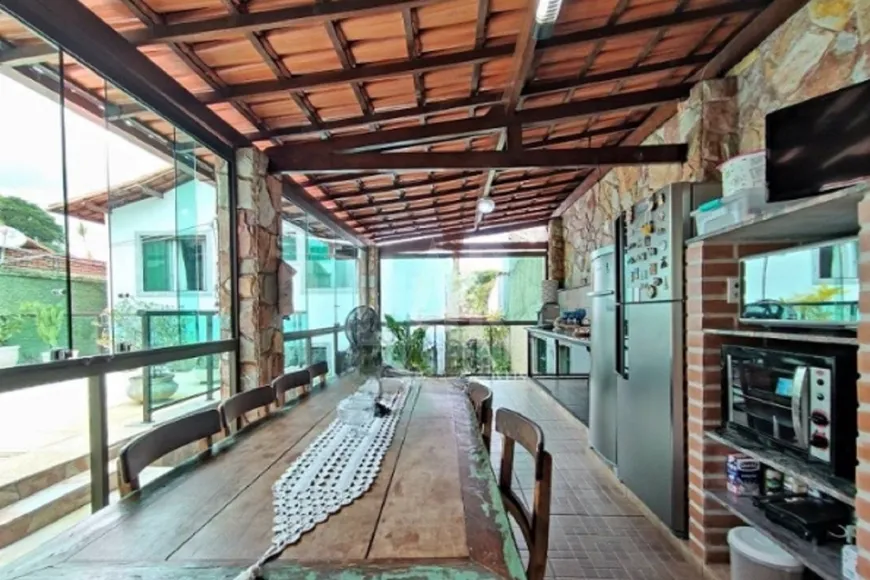 Foto 1 de Casa com 3 Quartos à venda, 239m² em Santa Branca, Belo Horizonte