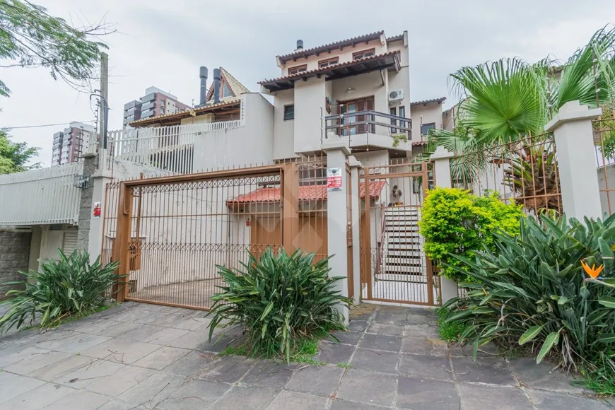 Foto 1 de Casa com 3 Quartos à venda, 230m² em Chácara das Pedras, Porto Alegre