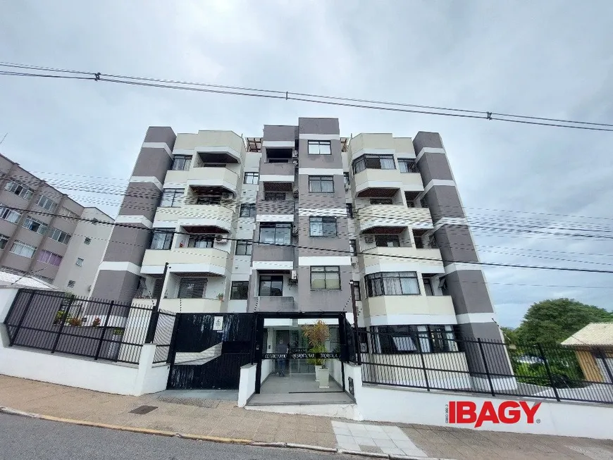 Foto 1 de Apartamento com 3 Quartos para alugar, 78m² em Capoeiras, Florianópolis