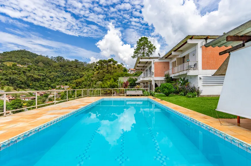 Foto 1 de Casa com 3 Quartos à venda, 448m² em Golfe, Teresópolis
