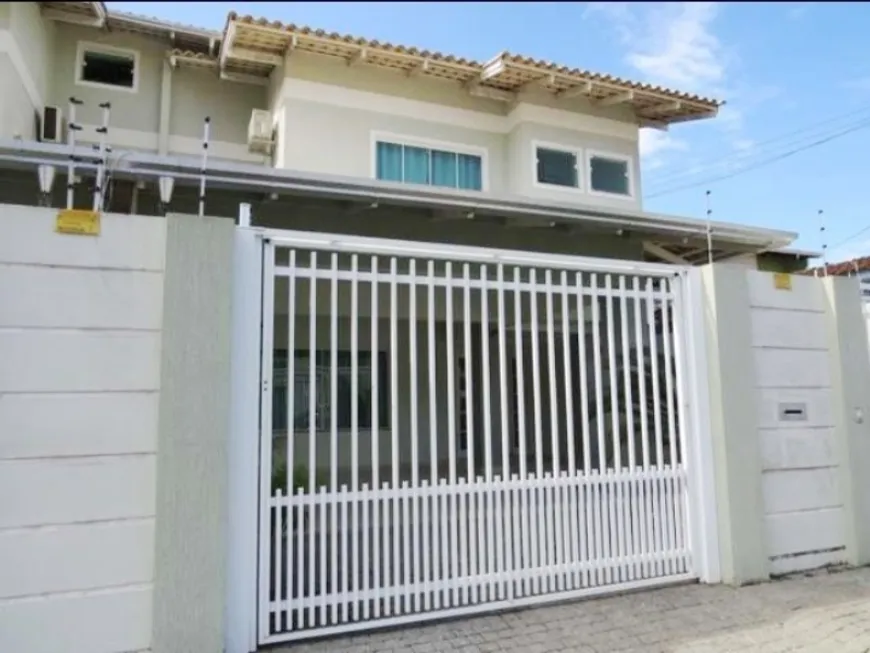 Foto 1 de Sobrado com 3 Quartos à venda, 170m² em Nacoes, Balneário Camboriú