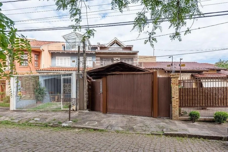 Foto 1 de Casa com 3 Quartos à venda, 225m² em Guarujá, Porto Alegre
