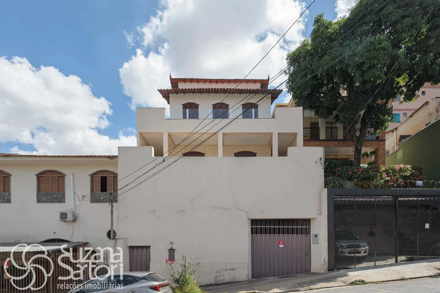 Foto 1 de Casa com 4 Quartos à venda, 270m² em Sagrada Família, Belo Horizonte