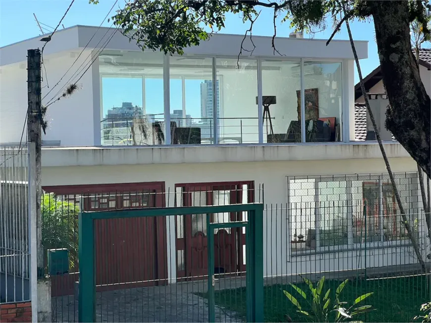 Foto 1 de Casa com 3 Quartos à venda, 353m² em Chácara das Pedras, Porto Alegre