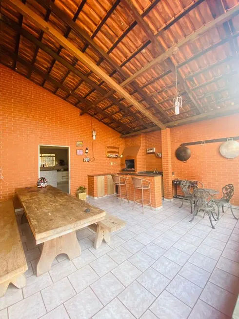 Foto 1 de Casa com 4 Quartos à venda, 360m² em Vila Santa Efigênia, Goiânia