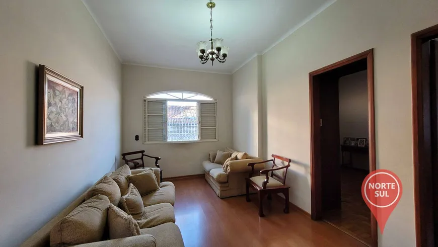 Foto 1 de Casa com 3 Quartos à venda, 205m² em Carlos Prates, Belo Horizonte