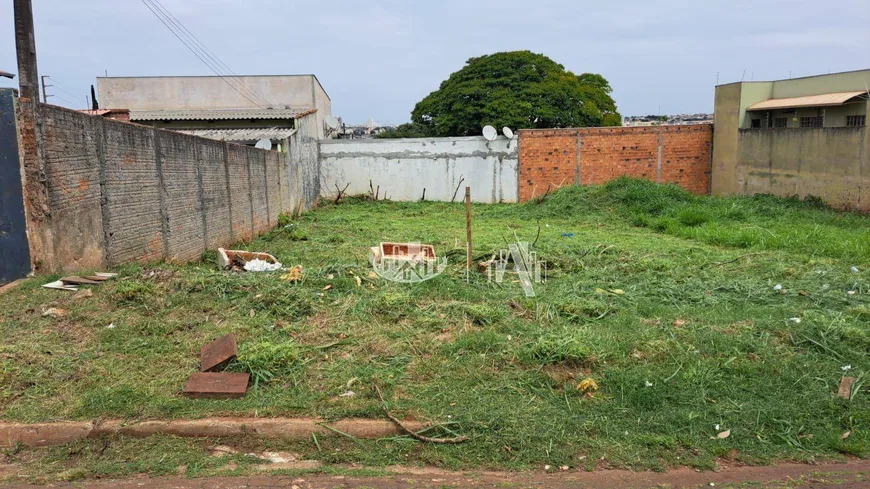 Foto 1 de Lote/Terreno à venda, 250m² em Conjunto Cafe, Londrina