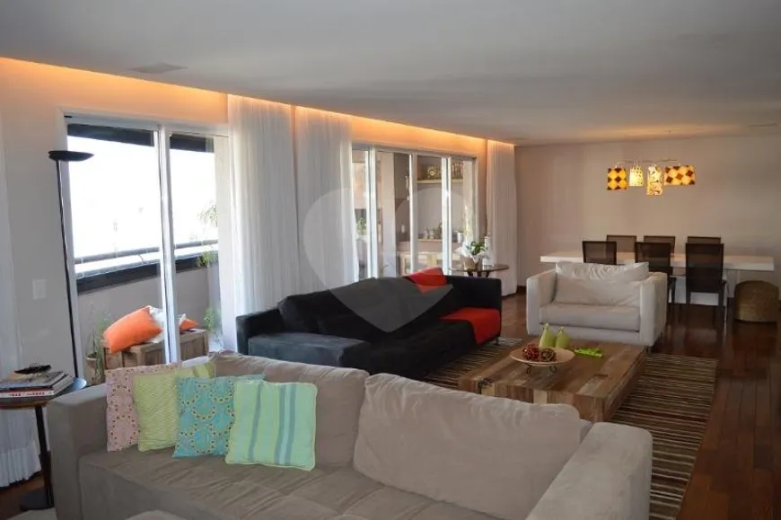 Foto 1 de Apartamento com 3 Quartos à venda, 202m² em Moema, São Paulo
