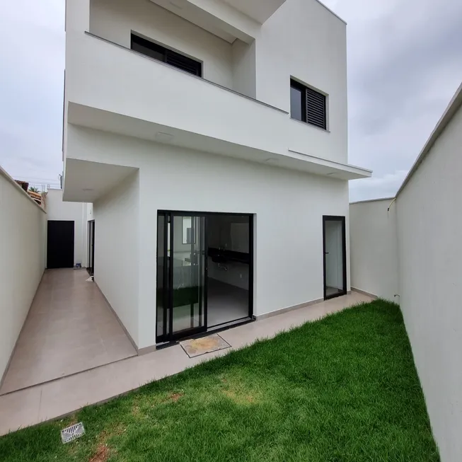 Foto 1 de Sobrado com 3 Quartos à venda, 220m² em Jardim Colina, Uberlândia