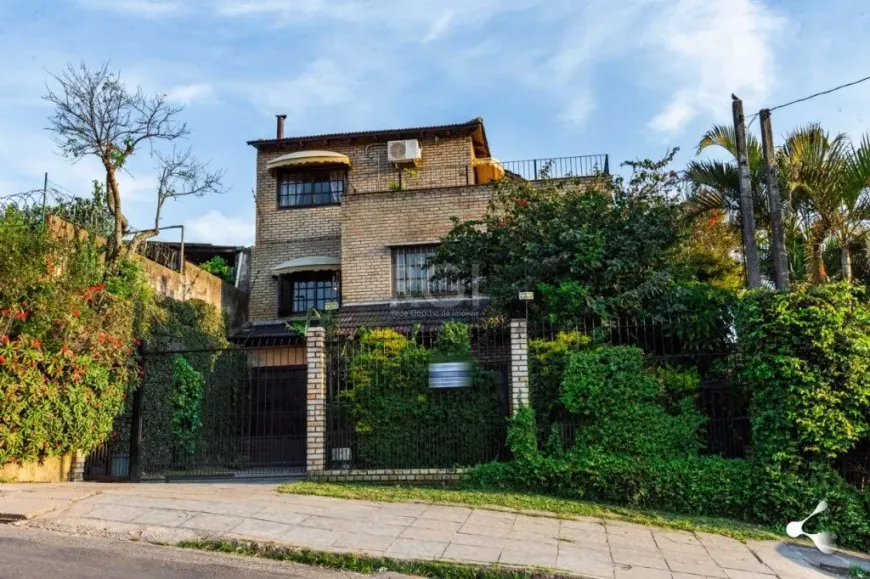 Foto 1 de Sobrado com 3 Quartos à venda, 230m² em Cristal, Porto Alegre