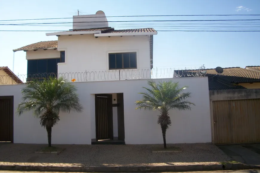 Foto 1 de Sobrado com 4 Quartos à venda, 294m² em Jardim Atlântico, Goiânia