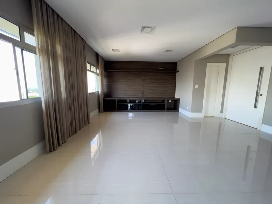 Foto 1 de Apartamento com 4 Quartos à venda, 240m² em Goiabeiras, Cuiabá