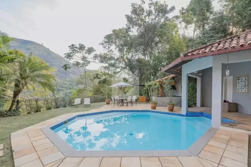 Foto 1 de Casa com 4 Quartos à venda, 557m² em Nogueira, Petrópolis