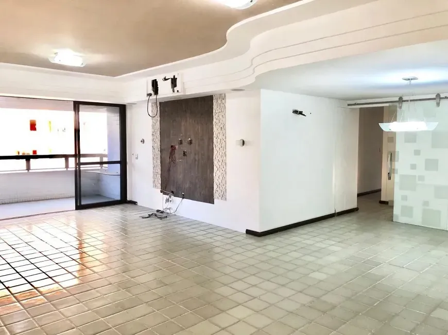 Foto 1 de Apartamento com 4 Quartos à venda, 175m² em Monteiro, Recife