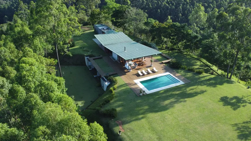 Foto 1 de Casa de Condomínio com 4 Quartos à venda, 500m² em Sacra Família do Tinguá, Engenheiro Paulo de Frontin