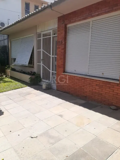 Foto 1 de Casa com 3 Quartos à venda, 301m² em Jardim Lindóia, Porto Alegre