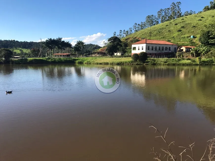 Foto 1 de Fazenda/Sítio com 4 Quartos à venda, 243m² em , Alto Rio Doce