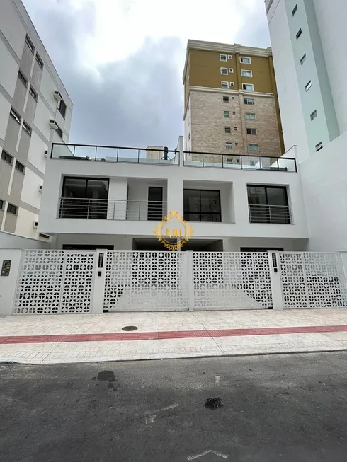 Foto 1 de Sobrado com 3 Quartos à venda, 220m² em Centro, Balneário Camboriú