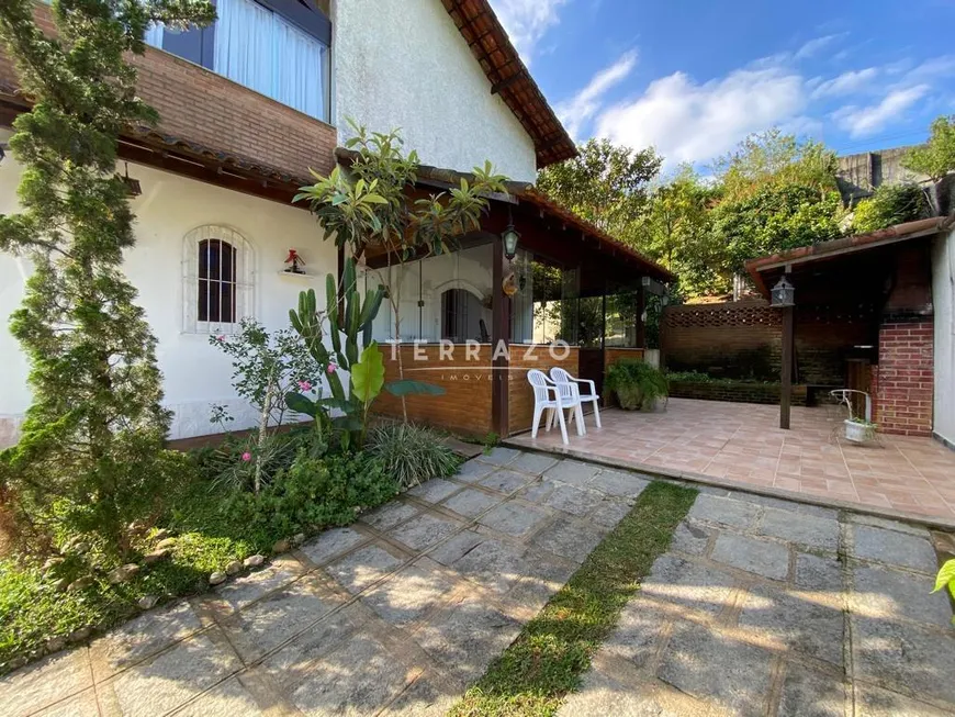 Foto 1 de Casa com 4 Quartos à venda, 200m² em Granja Comary, Teresópolis