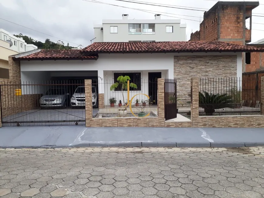 Foto 1 de Casa com 3 Quartos à venda, 360m² em Fundos, Biguaçu