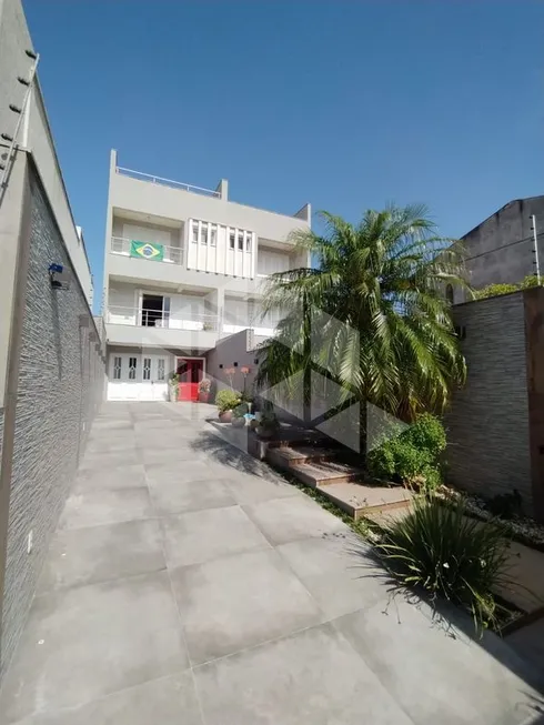 Foto 1 de Casa com 4 Quartos para alugar, 400m² em Jardim Itú Sabará, Porto Alegre
