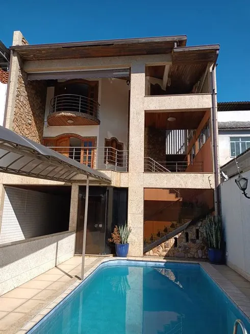 Foto 1 de Casa com 7 Quartos à venda, 547m² em Centro, Duque de Caxias